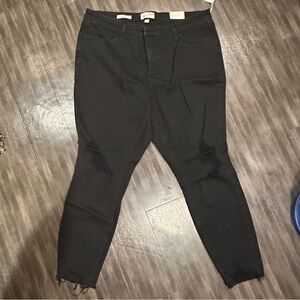 NWT-Black Universal Thread Distressed Jeans w/tons of Stretch. Very Flattering!